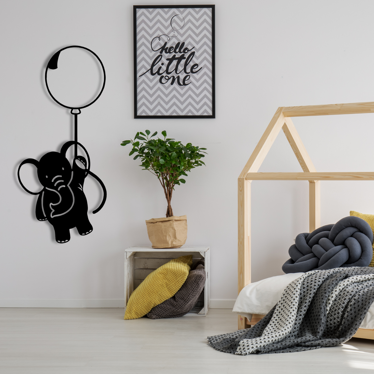 ΕΛΑΦΑΝΤΑΚΙ ΜΕ ΜΠΑΛΟΝΙ, Μεταλλικό διακοσμητικό τοίχου